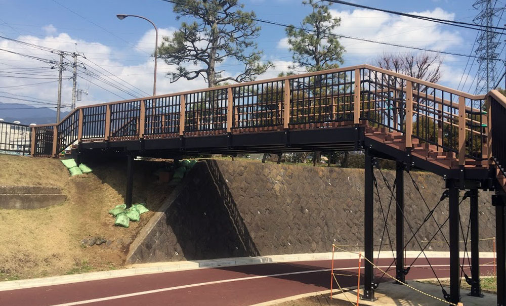 天橋-Sky-Bridge-日本(神奈川県)-秦野カルチャーパーク総合運動公園│氶鋒建材│Doozer Wood│WPC│優美木│塑膠木│環塑木│環保木│合成木│環保塑木│塑膠仿木│環保塑合木│木塑複合材料│綠建材