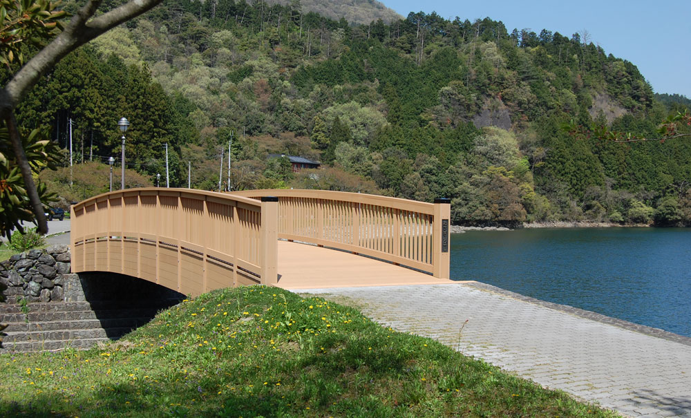 木棧橋-Bridge-日本(愛媛県)-朝霧橋-金砂湖│氶鋒建材│Doozer Wood│WPC│優美木│塑膠木│環塑木│環保木│合成木│環保塑木│塑膠仿木│環保塑合木│木塑複合材料│再生環保│綠建材