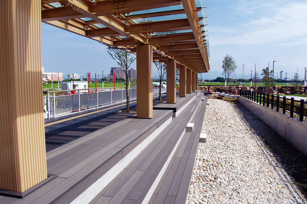 平台-Composite Decking-日本(富山県)-新高岡駅前広場│氶鋒建材│Doozer Wood│WPC│優美木│塑膠木│環塑木│環保木│合成木│環保塑木│塑膠仿木│環保塑合木│木塑複合材料│綠建材