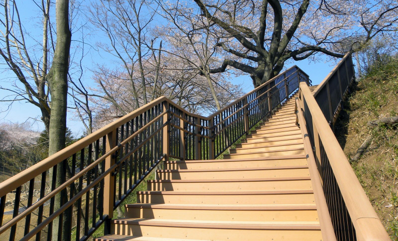 步道-棧道-Boardwalk-日本(神奈川県)-保土ヶ谷公園張り出しデッキ│氶鋒建材│Doozer Wood│WPC│優美木│塑膠木│環塑木│環保木│合成木│環保塑木│塑膠仿木│環保塑合木│木塑複合材料│再生環保│綠建材